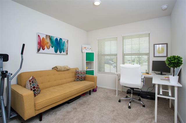 Foto del edificio - 425 Sweetshade Ln