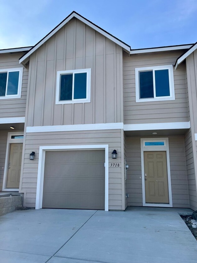 Foto principal - Brand New Townhome!