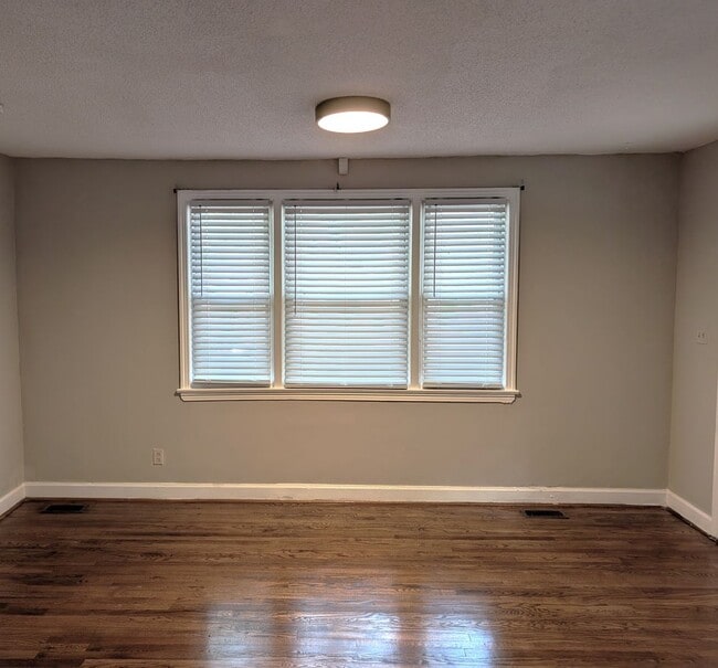 Building Photo - Minutes from Uptown!  Great Price & Locati...