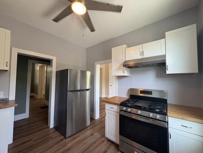 Foto del edificio - HUGE 5 Bedroom/3.5 Bath House in Avalon!