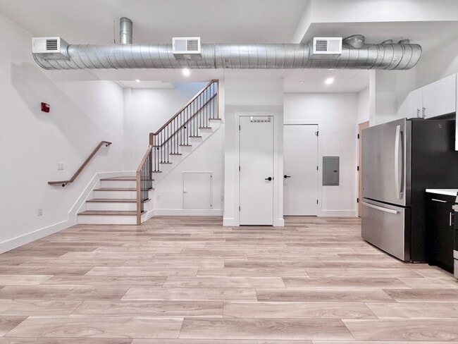 Building Photo - 375 Monmouth St