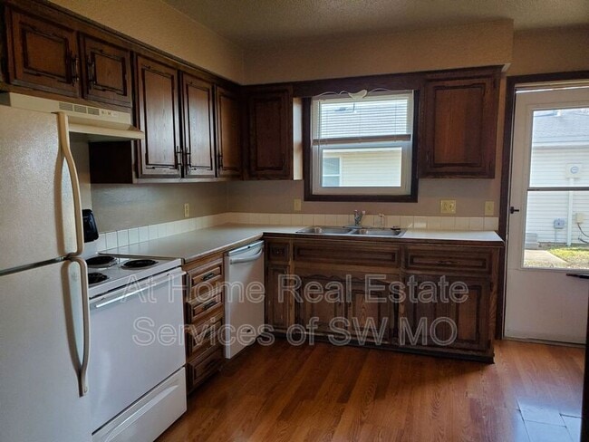 Building Photo - 633 Meadowview Dr