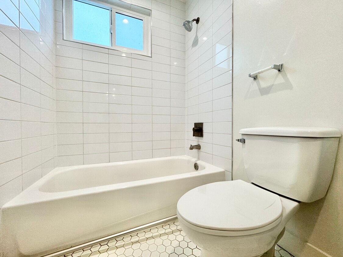 Building Photo - 1245 Magnolia Ave