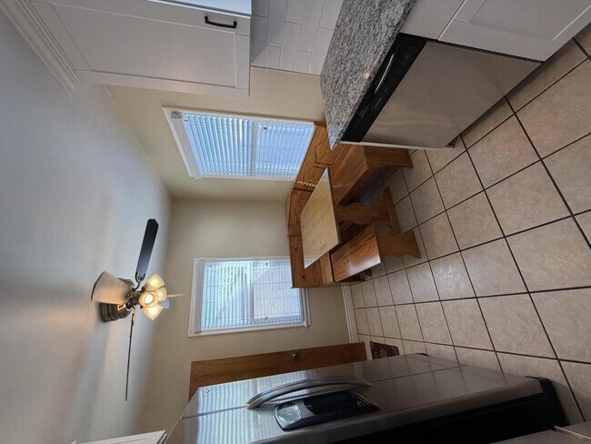 Foto del edificio - 721 Robins Ave