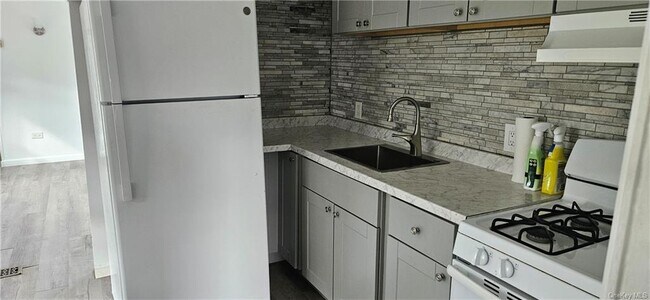Building Photo - 8 Hideaway Ln