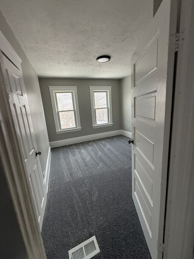 Foto del edificio - Cudell/West Blvd neighborhood; 4 bedroom/1 bath single family house for rent!