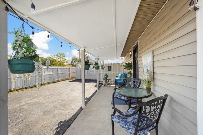 Foto del edificio - 20602 Hackberry Creek Park Rd