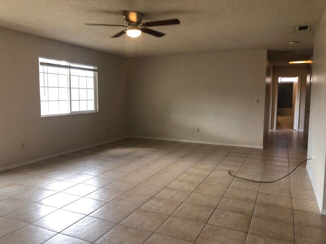 Building Photo - Walking distance to CSU Stanislaus