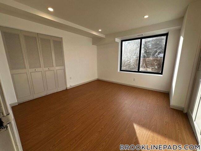 Building Photo - 1243 Beacon St