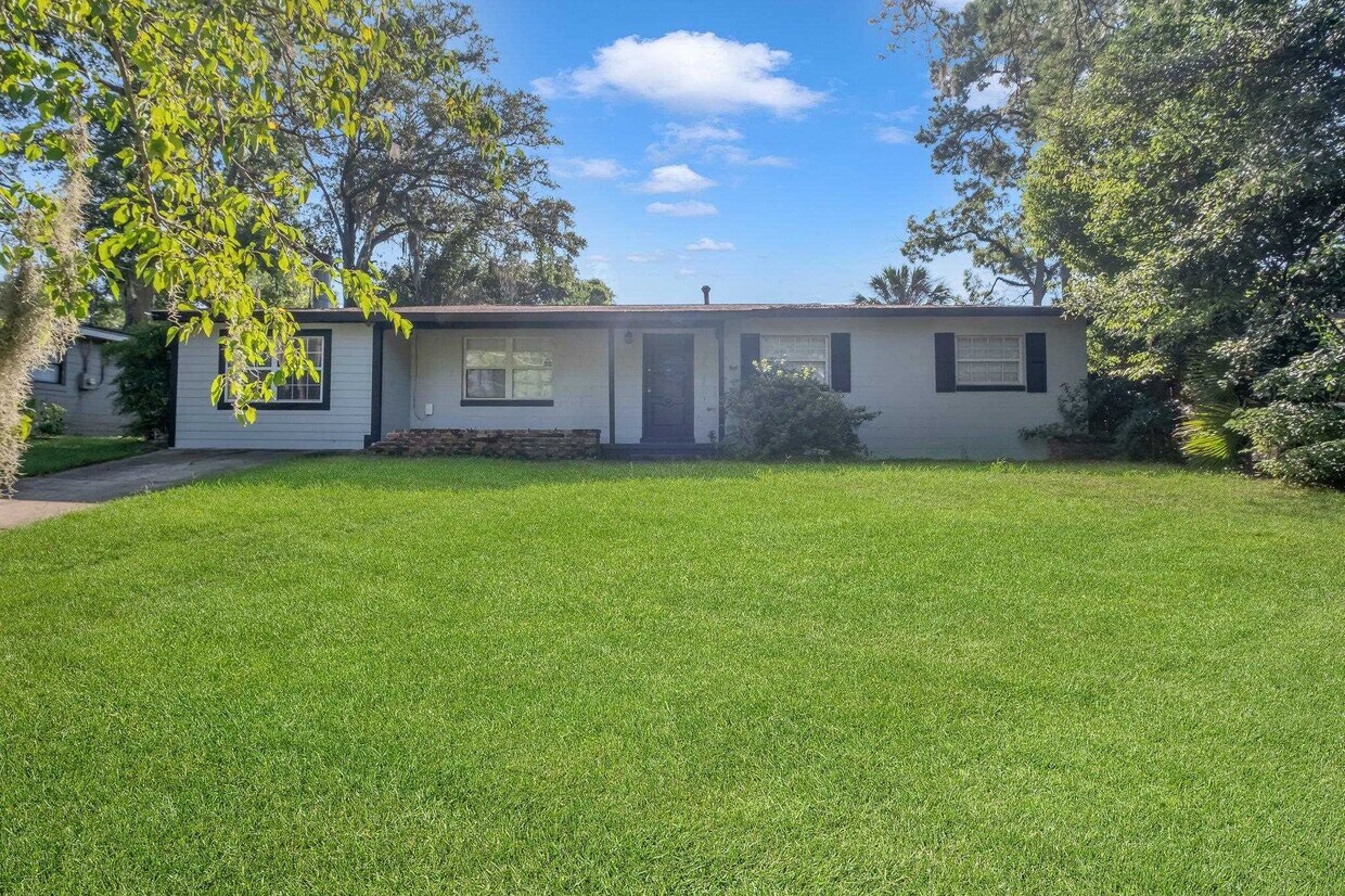 Primary Photo - 423 Fairbanks Dr