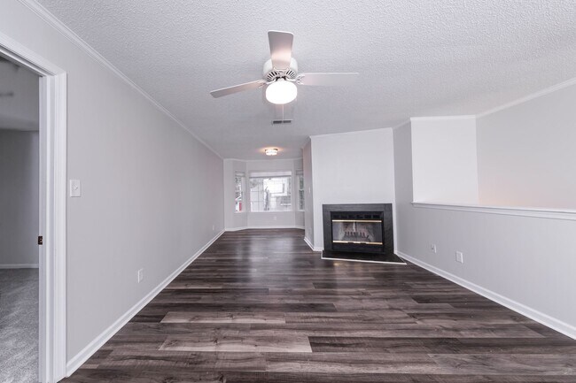 Building Photo - TWO ENSUITES!