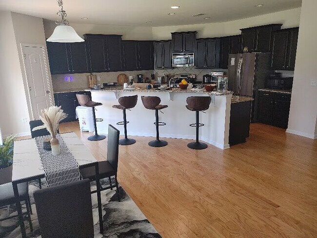 Foto del edificio - Room in Single Family Home on Green Birch Dr