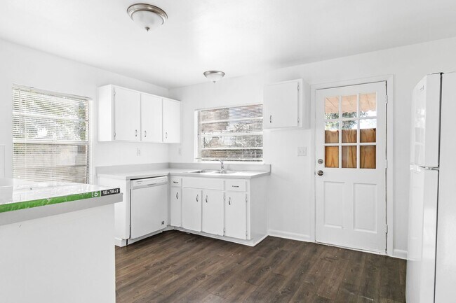 Building Photo - 3 bedroom 1 bathroom single family house!