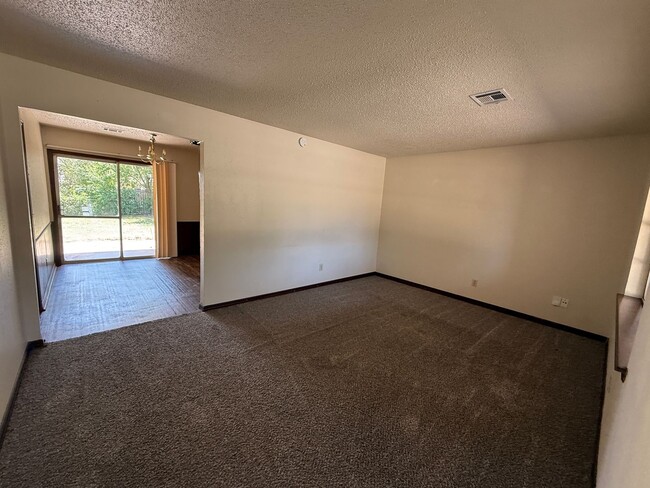 Building Photo - 704 Ashley Dr