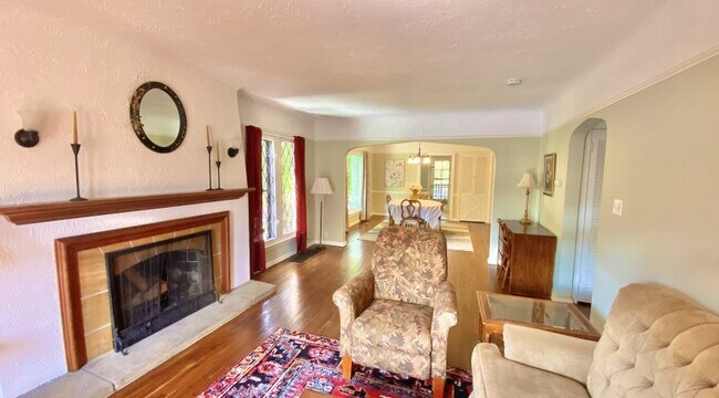 Building Photo - Fully Furnished Second And Third Floor Duplex