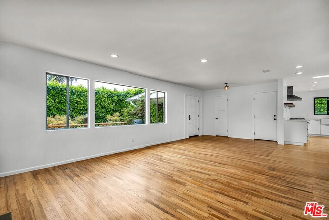 Foto del edificio - 12121 Gilmore Ave