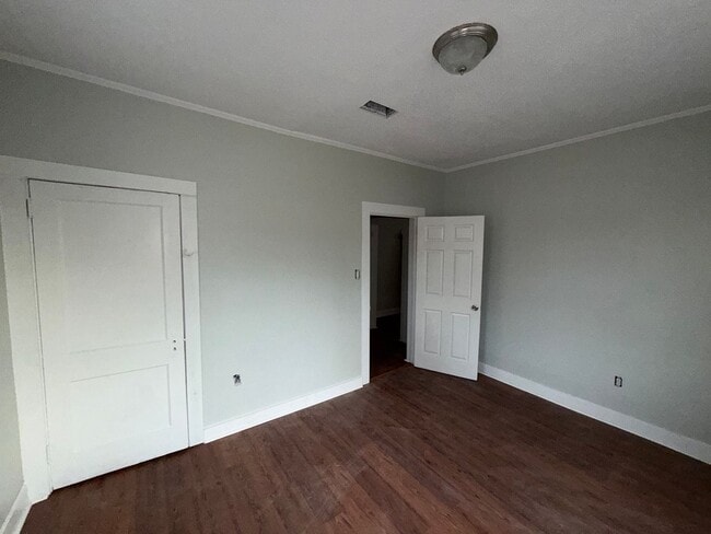 Building Photo - 5 bedrooms 2 baths