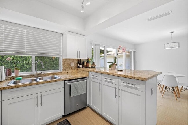 Foto del edificio - 811 Capri St