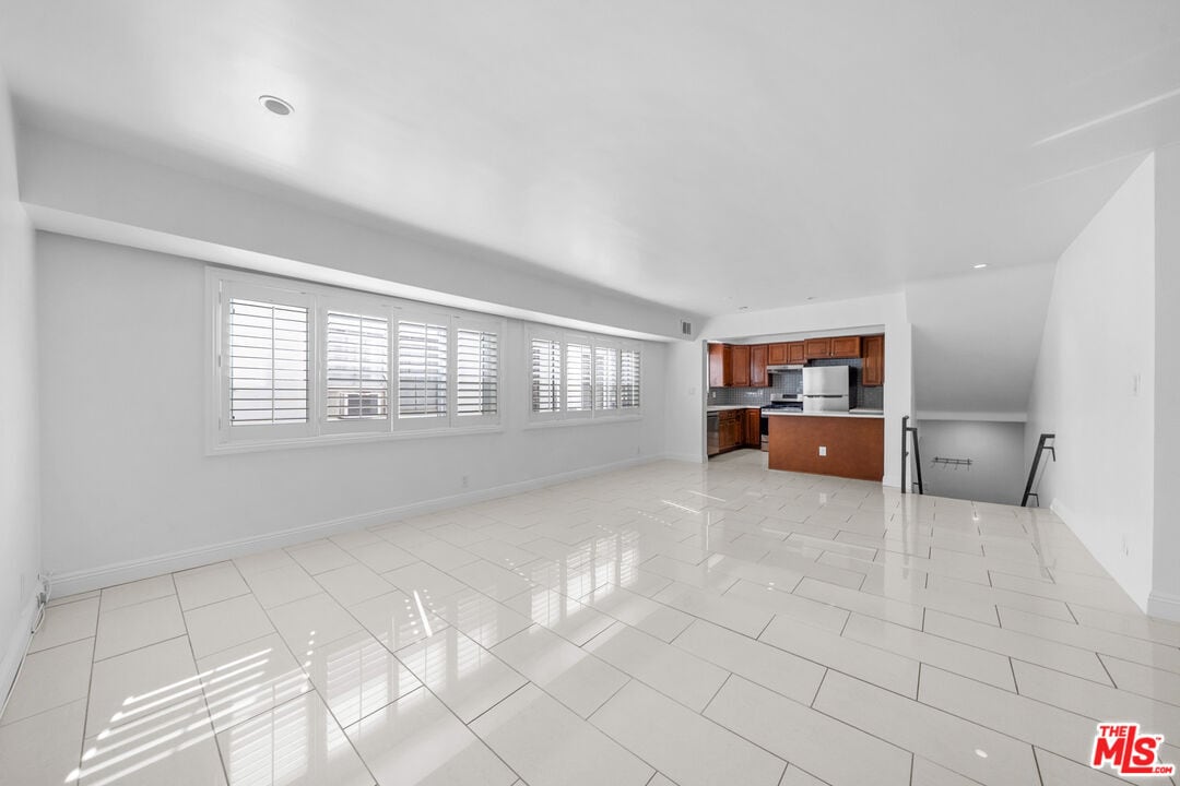 Primary Photo - 148 S Reeves Dr