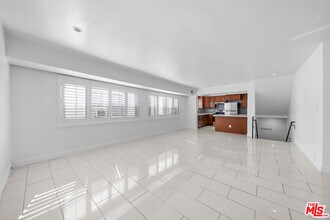 Building Photo - 148 S Reeves Dr