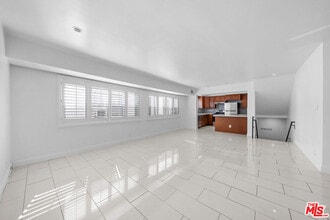 Building Photo - 148 S Reeves Dr