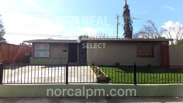 Primary Photo - Charming 3 bed 1 bath home with HUGE yard!