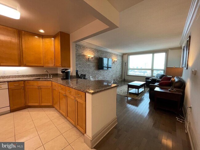 Foto del edificio - 717 S Christopher Columbus Blvd