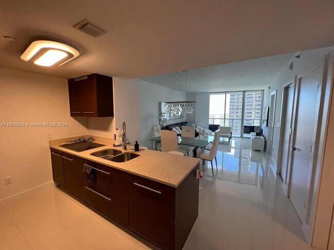 Building Photo - 485 Brickell Ave