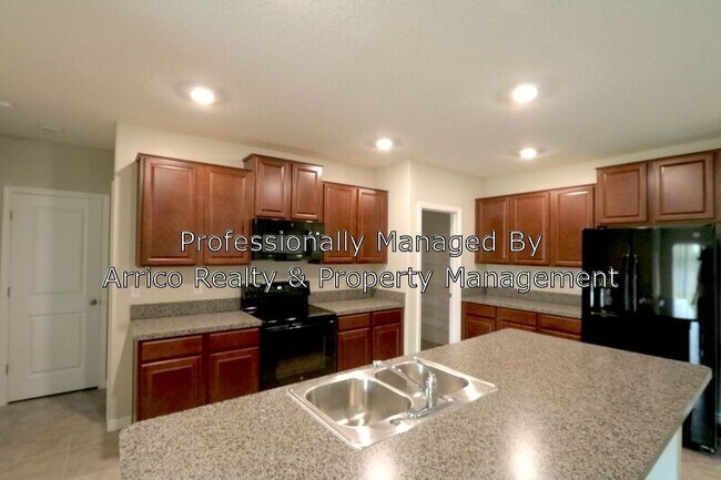 Foto del edificio - 17034 Yellow Pine St