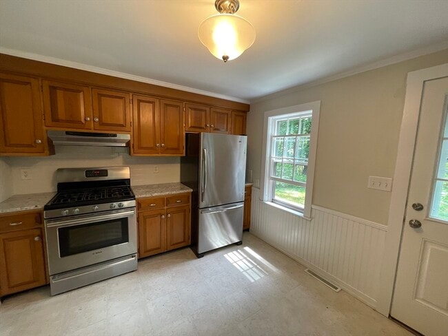 Building Photo - 138 Elm St