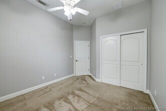 Building Photo - 833 SW Vineland Ct