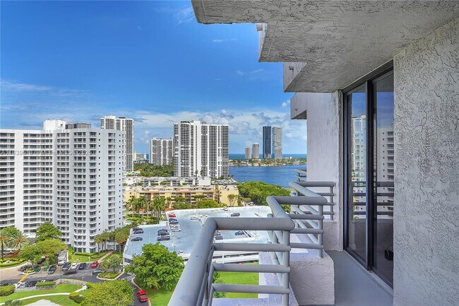 Foto del edificio - 3300 NE 191st St