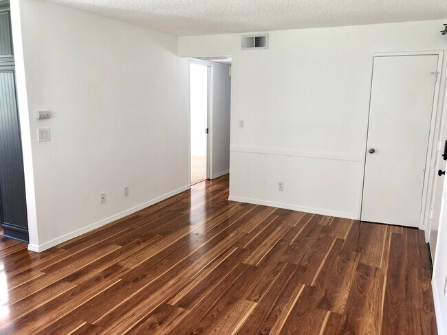 Building Photo - JUST LISTED!!AMAZING 3 BEDROOM CONDO!! PRI...