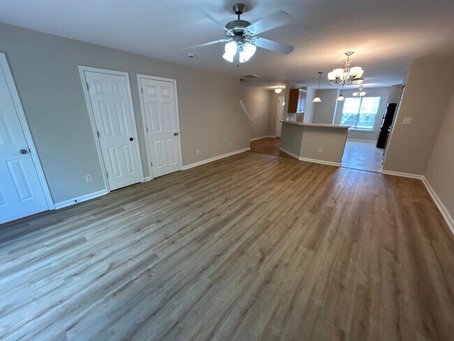 Building Photo - 4 Bedroom | 3.5 Bedroom Raleigh Townhome