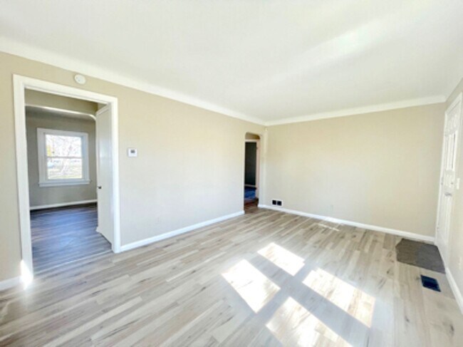 Building Photo - 3 Bed 1 Bath