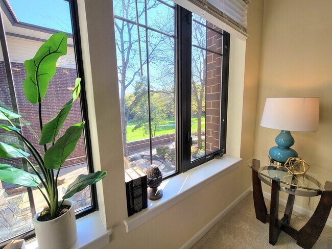 Building Photo - 1075 E Victory Dr