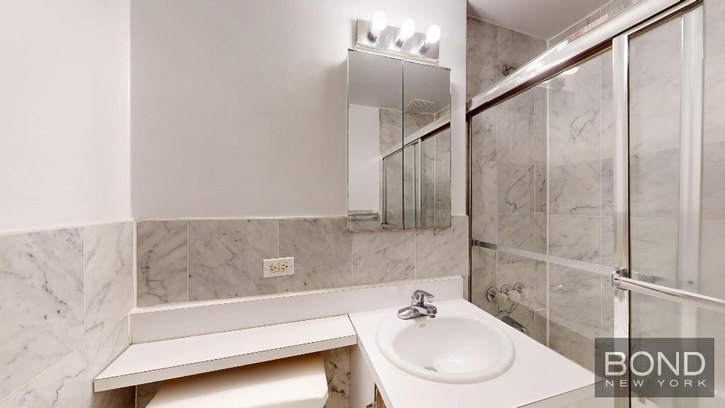 Foto del edificio - 241 E 46th St
