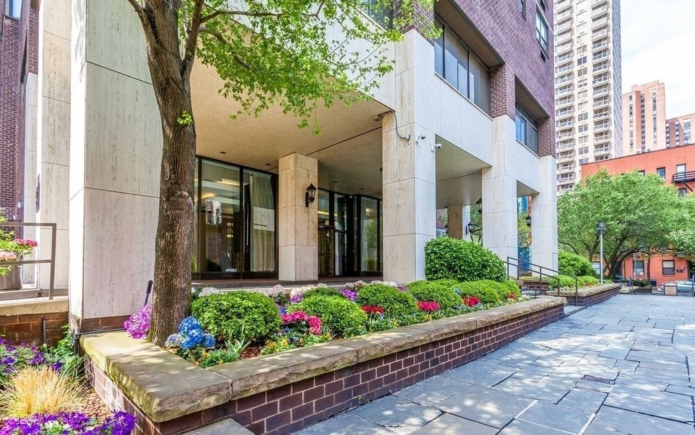 Foto principal - 251 E 87th St