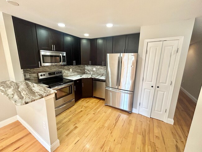 Foto del edificio - Spacious 3-Bedroom, 2-Bath Apartment with Finished Basement, Private Patio, and In-Unit Laundry