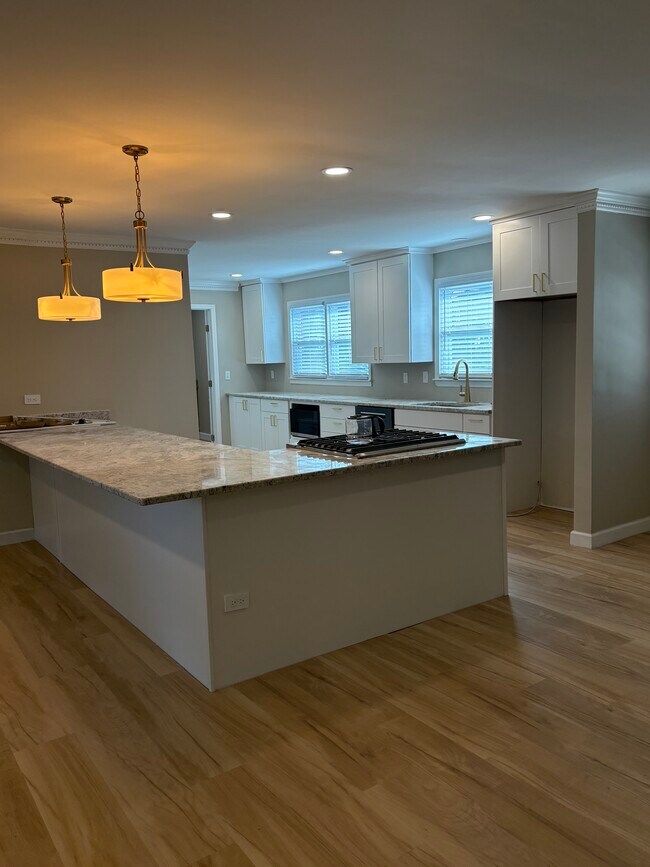 Building Photo - 304 S Almond Dr