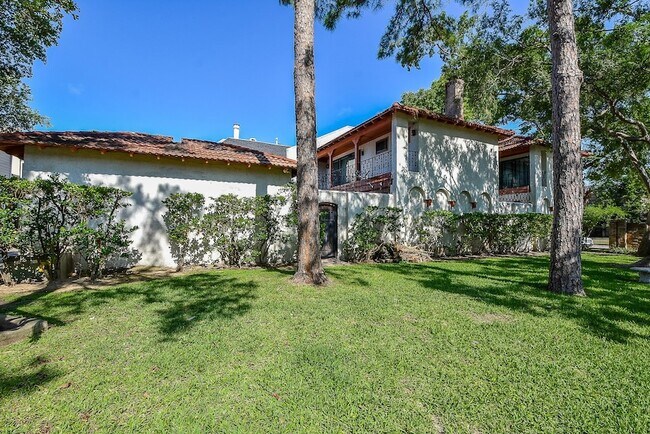 Foto del edificio - 9703 Briar Forest Dr