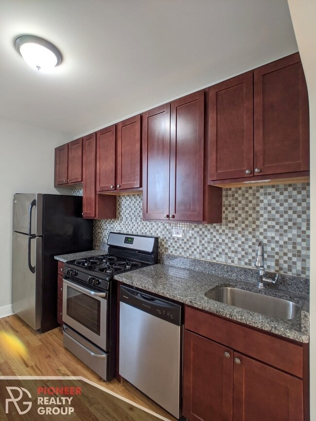 Building Photo - 4423 N Wolcott Ave