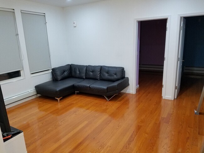 Foto del edificio - 2433 42nd St