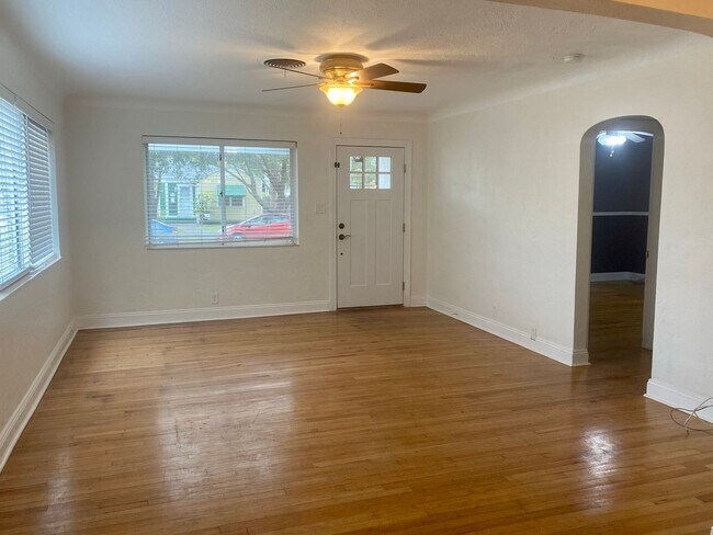 Foto del edificio - Euclid/Woodlawn Roommate Dream 4/3 home