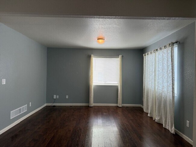 Foto del edificio - House For Lease