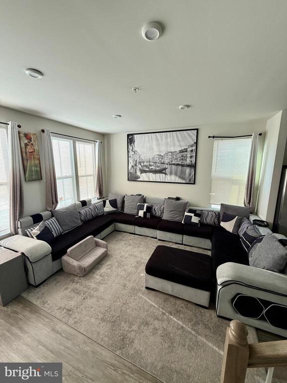 Foto del edificio - 7515 Mundell Rd