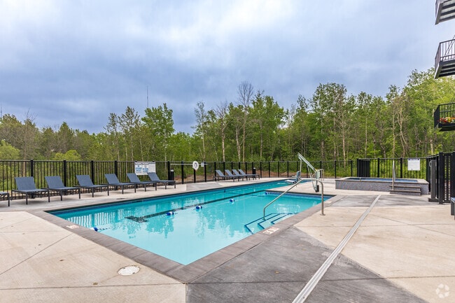 Outdoor Pool - Arris Duluth