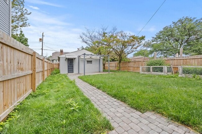 Building Photo - 1549 Meadow Rd