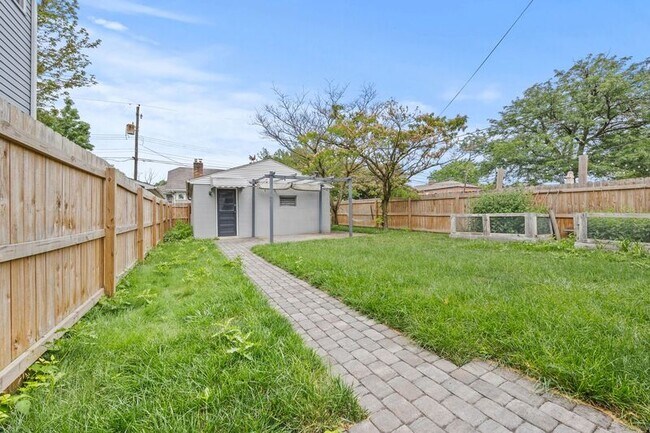 Foto del edificio - 1549 Meadow Rd