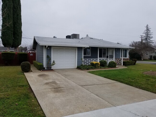 Foto del edificio - GREAT LOOKING 2BD / 1BTH DUPLEX W/ SPACIOUS BACKYARD!